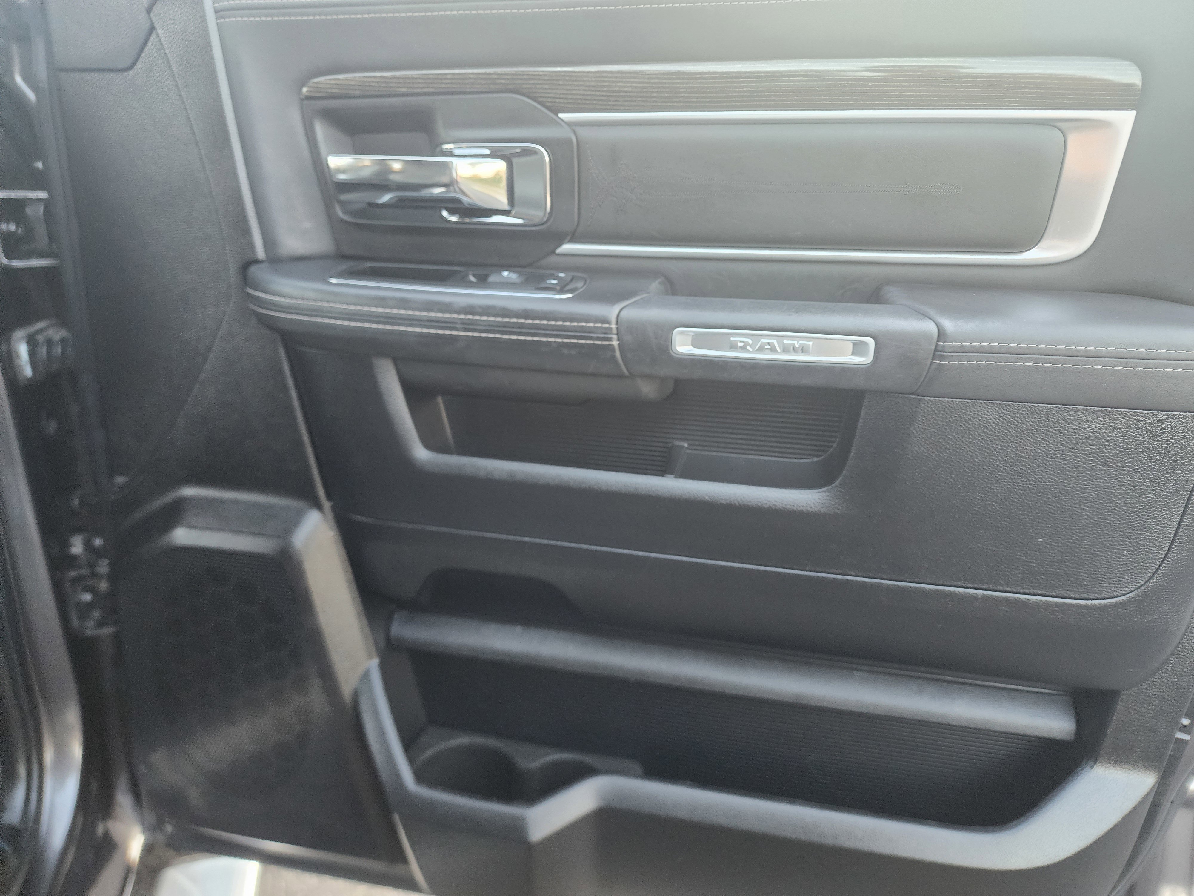 Used 2015 RAM 1500 Limited image 9