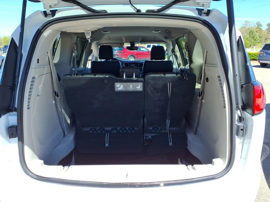 Used 2019 Chrysler Pacifica Touring-L image 26