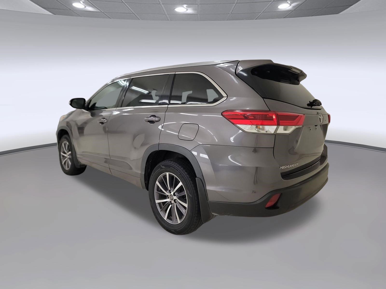 Used 2018 Toyota Highlander XLE FWD image 3