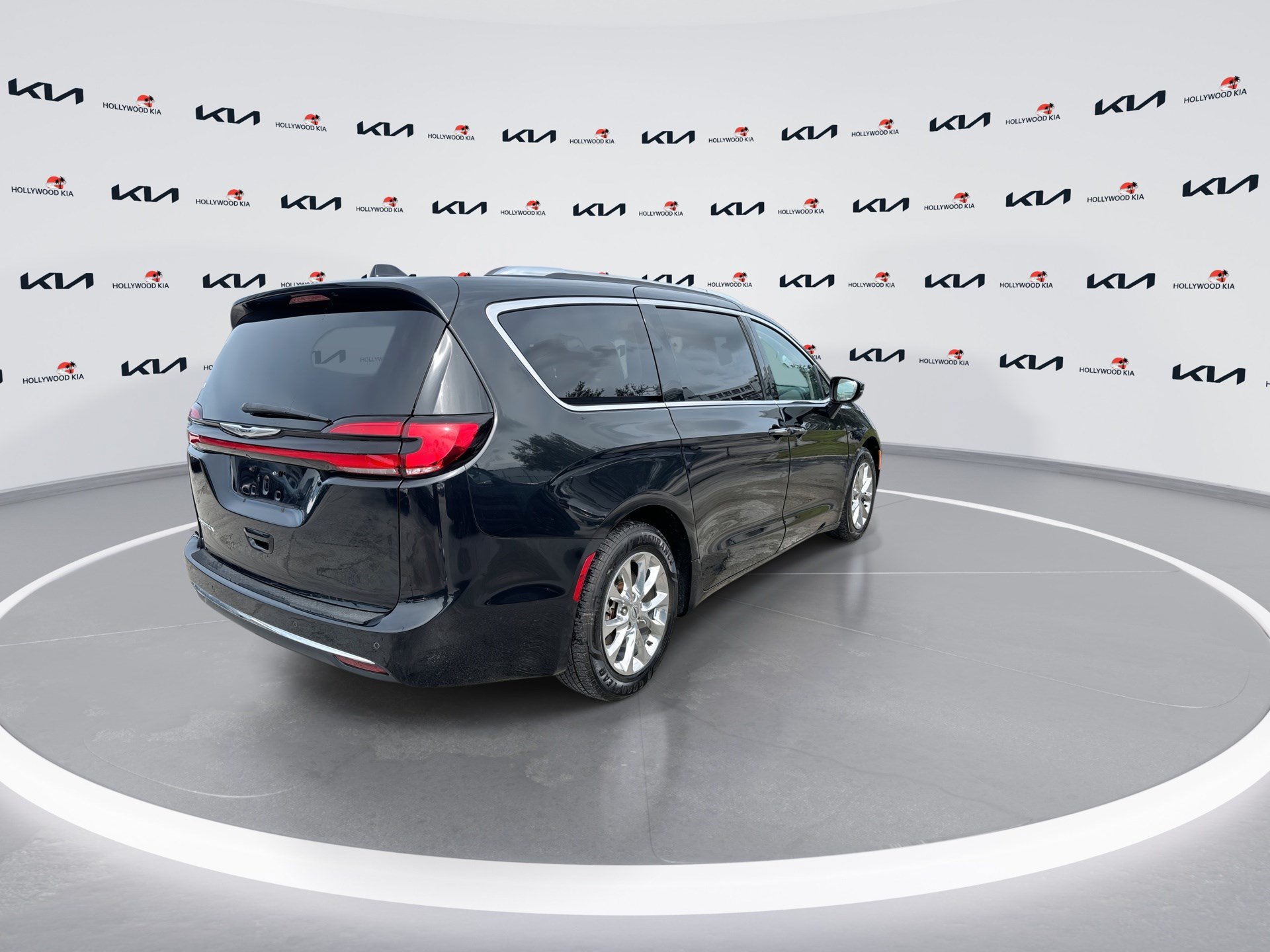 Used 2021 Chrysler Pacifica Touring-L FWD image 8