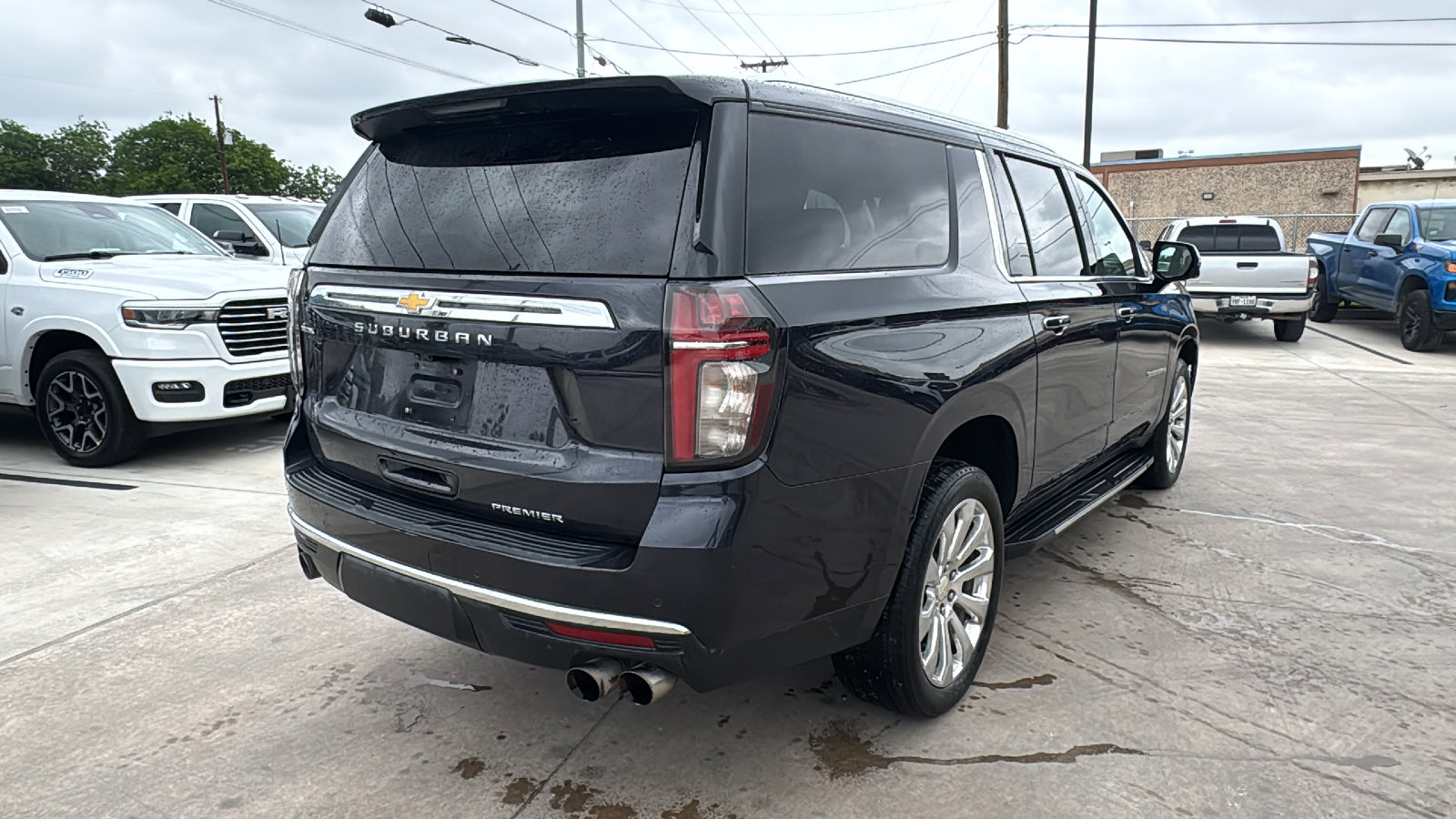Used 2023 Chevrolet Suburban Premier w/ Premium Package 2 AWD/4WD image 5
