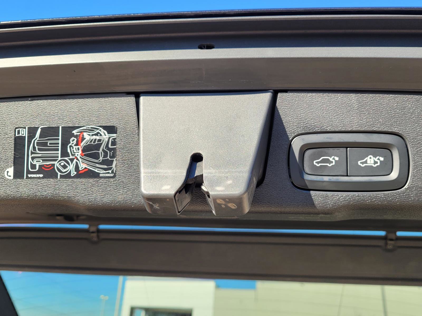 Used 2021 Volvo XC60 T6 Momentum w/ Premium Package image 20