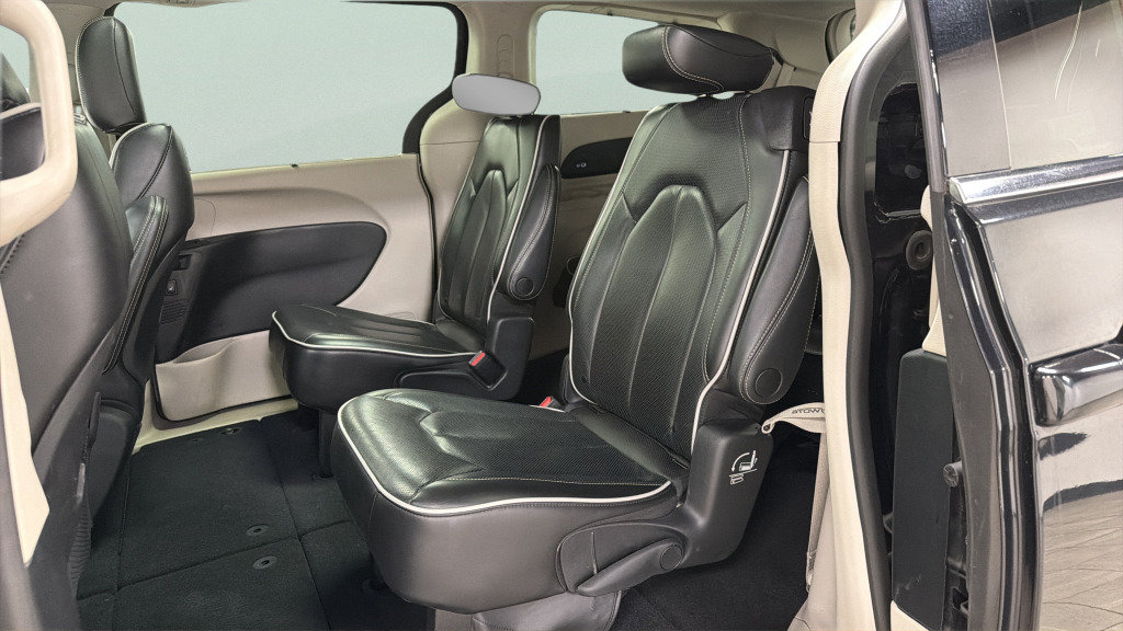 Used 2023 Chrysler Pacifica Limited FWD image 32