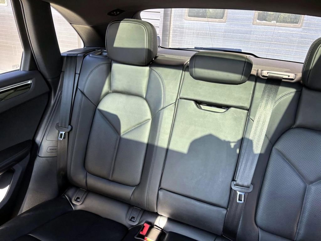 Certified 2025 Porsche Macan image 38