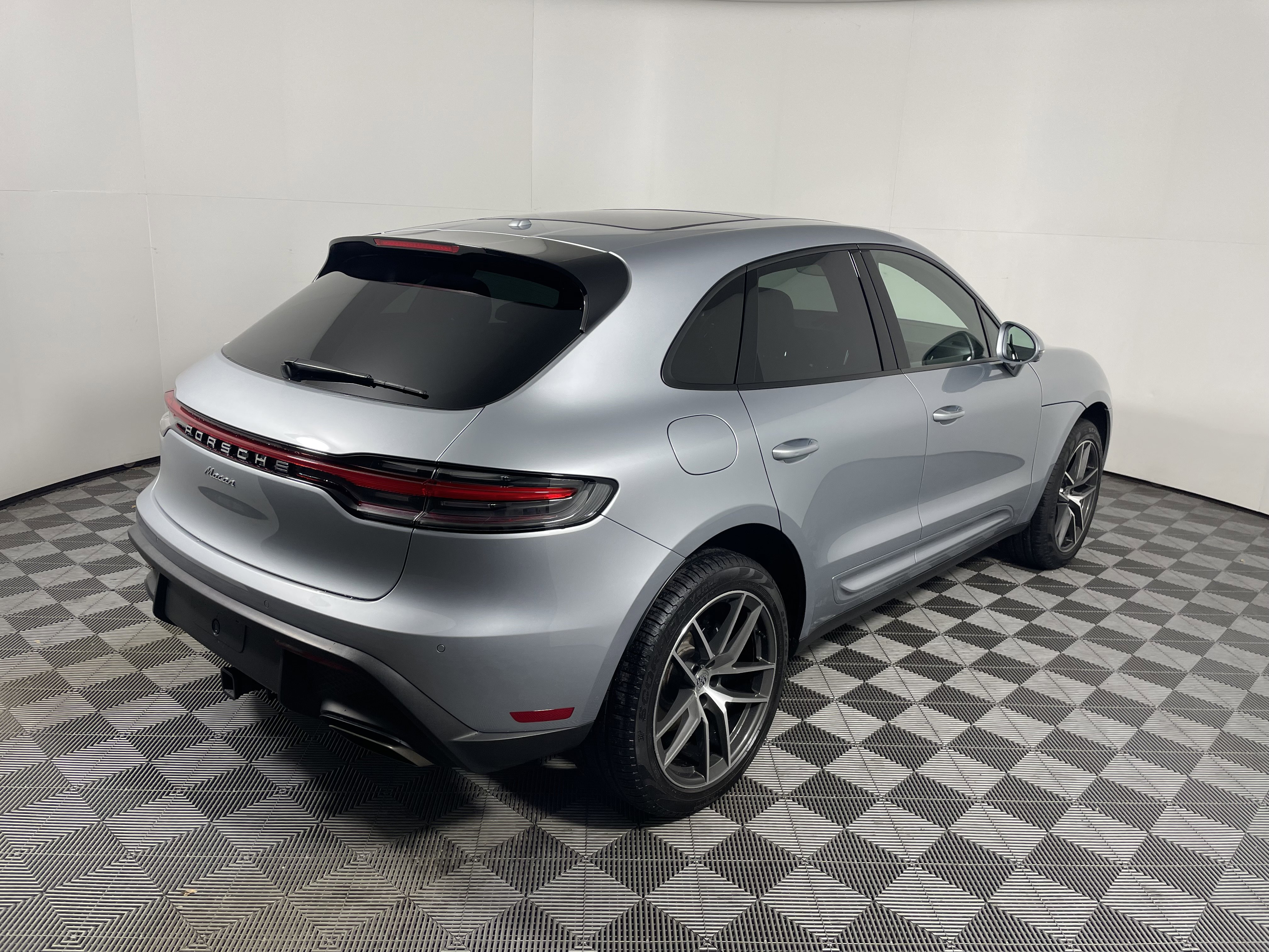 Used 2025 Porsche Macan image 7