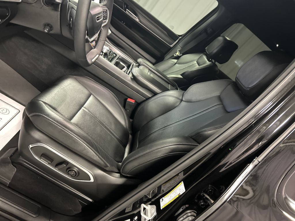 Used 2023 Jeep Wagoneer Series III w/ Preferred Equipment Group AWD/4WD image 12