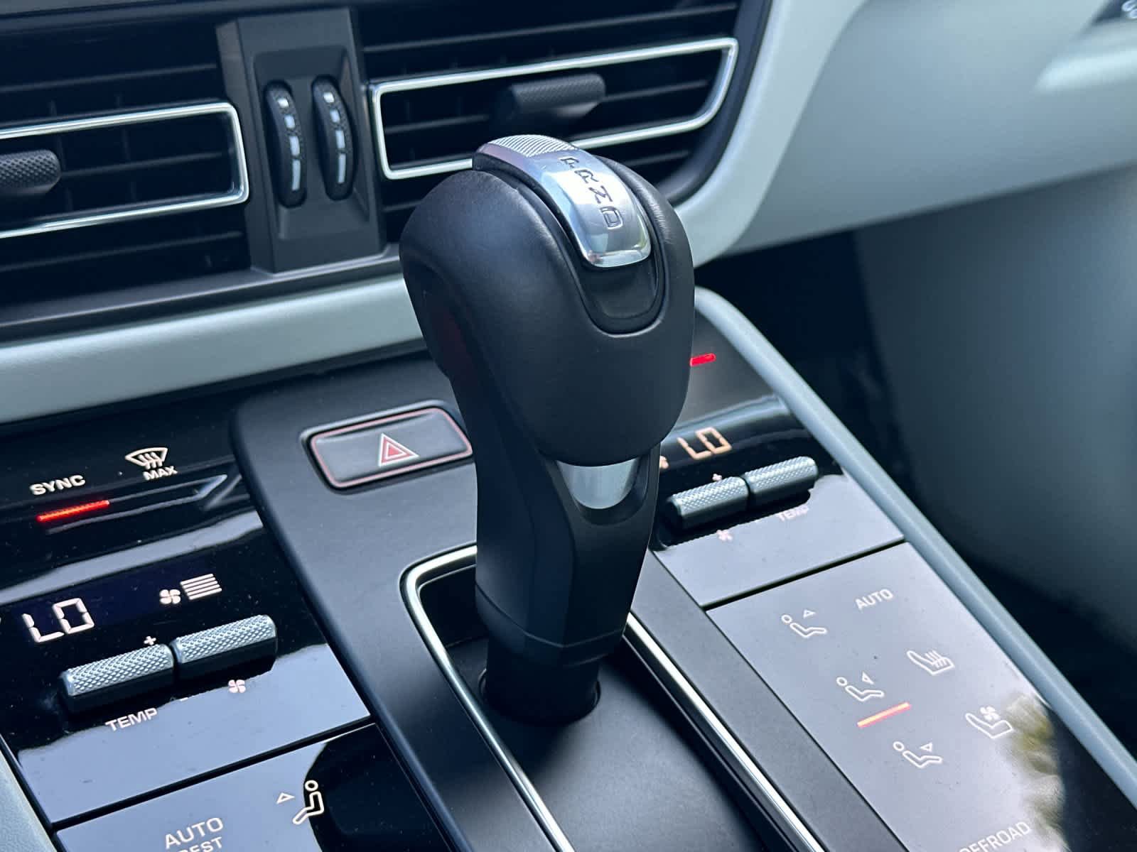 Certified 2025 Porsche Macan AWD/4WD image 24