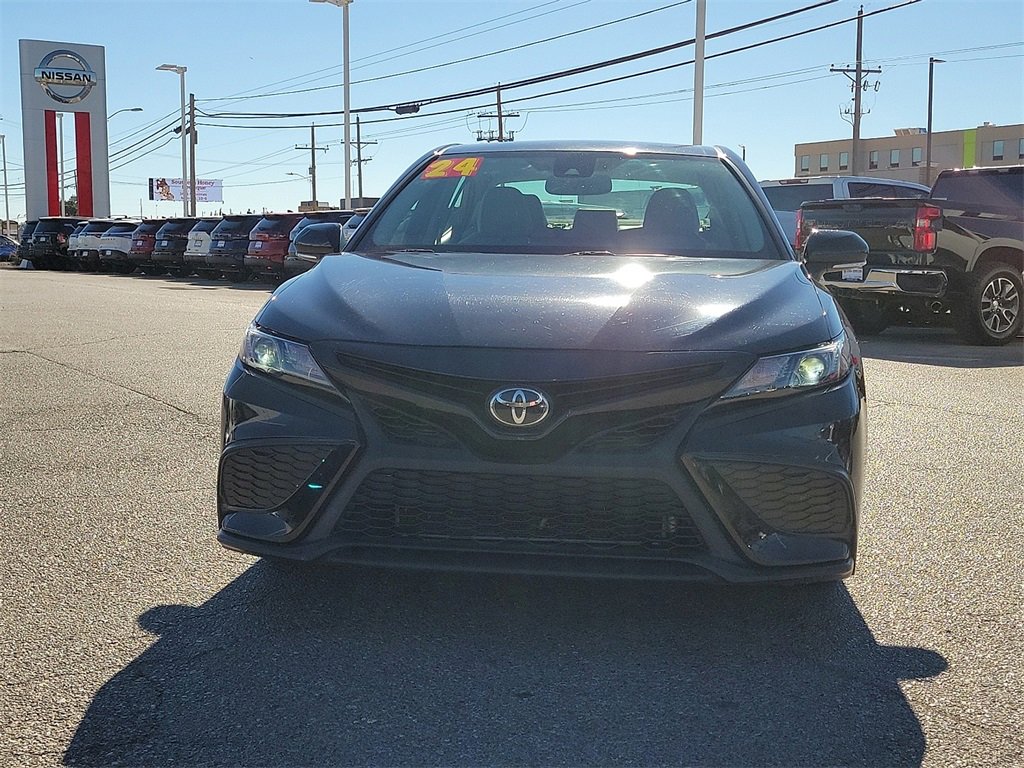 Used 2024 Toyota Camry SE image 3