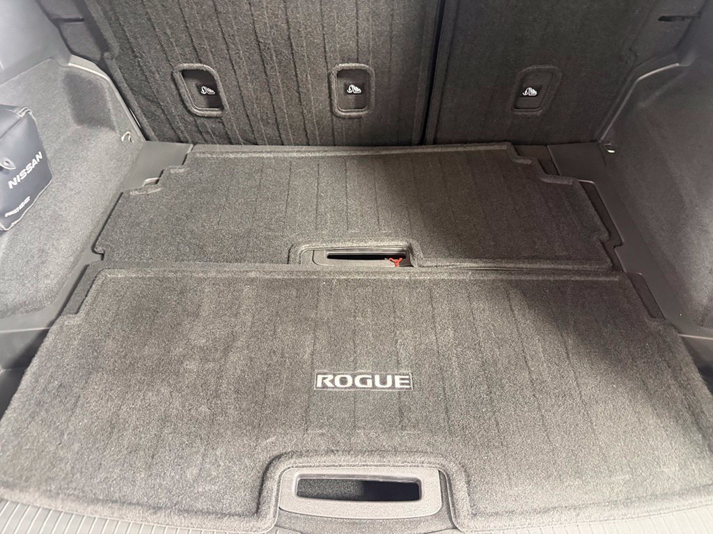Used 2023 Nissan Rogue Platinum FWD image 18