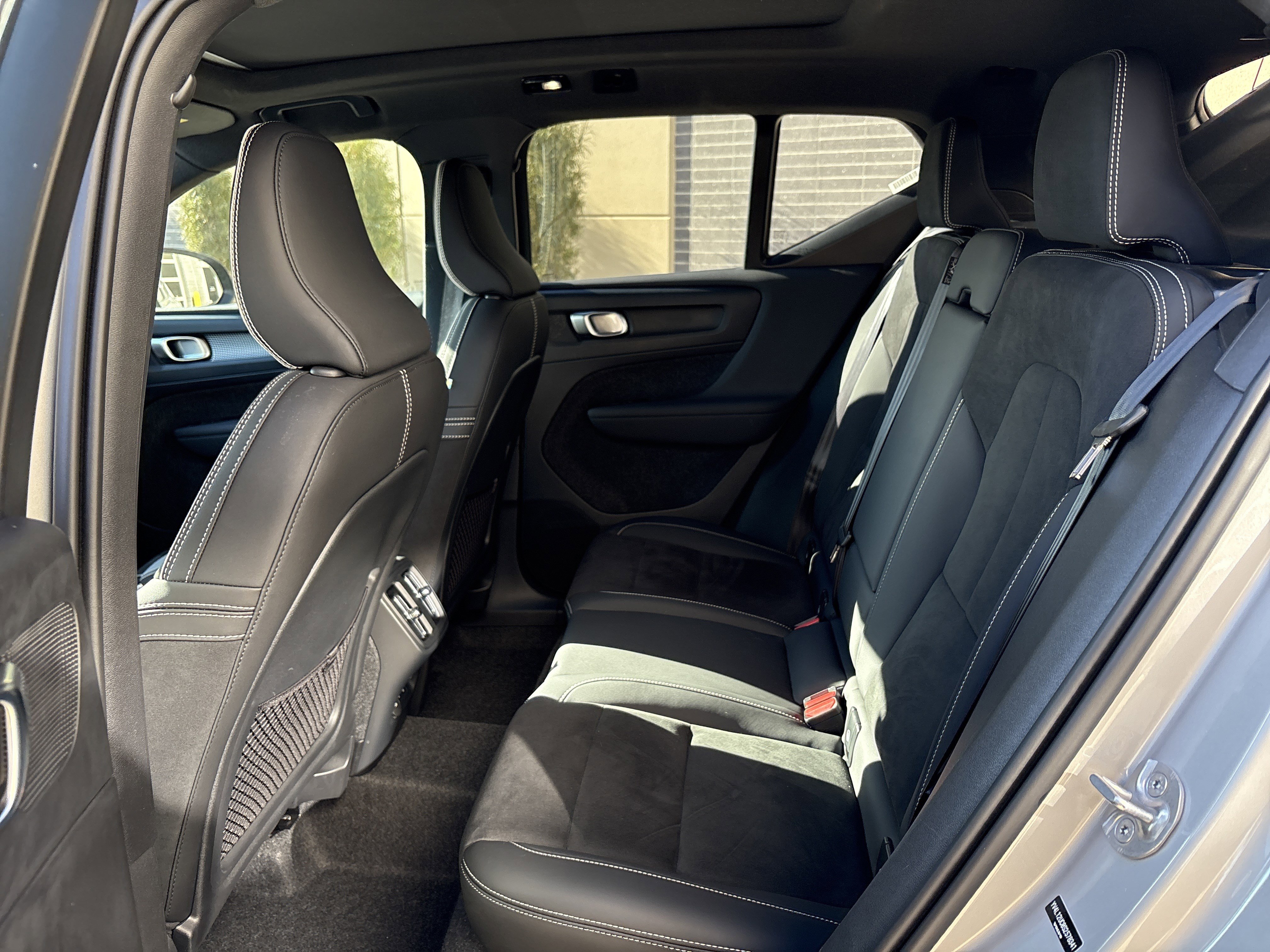 Used 2025 Volvo XC40 B5 Plus image 15