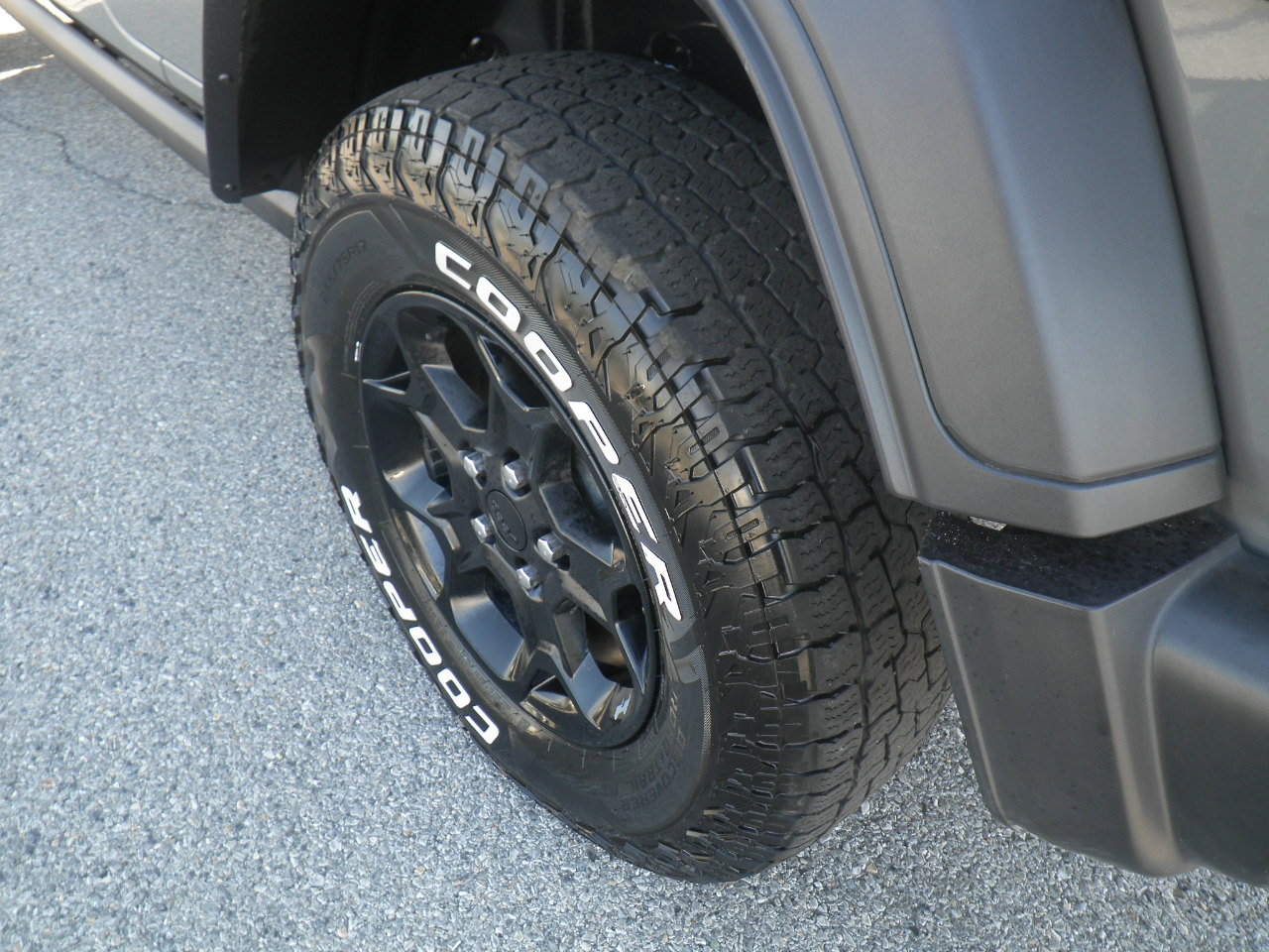 Used 2023 Jeep Wrangler Unlimited w/ Sun & Screen Package AWD/4WD image 12