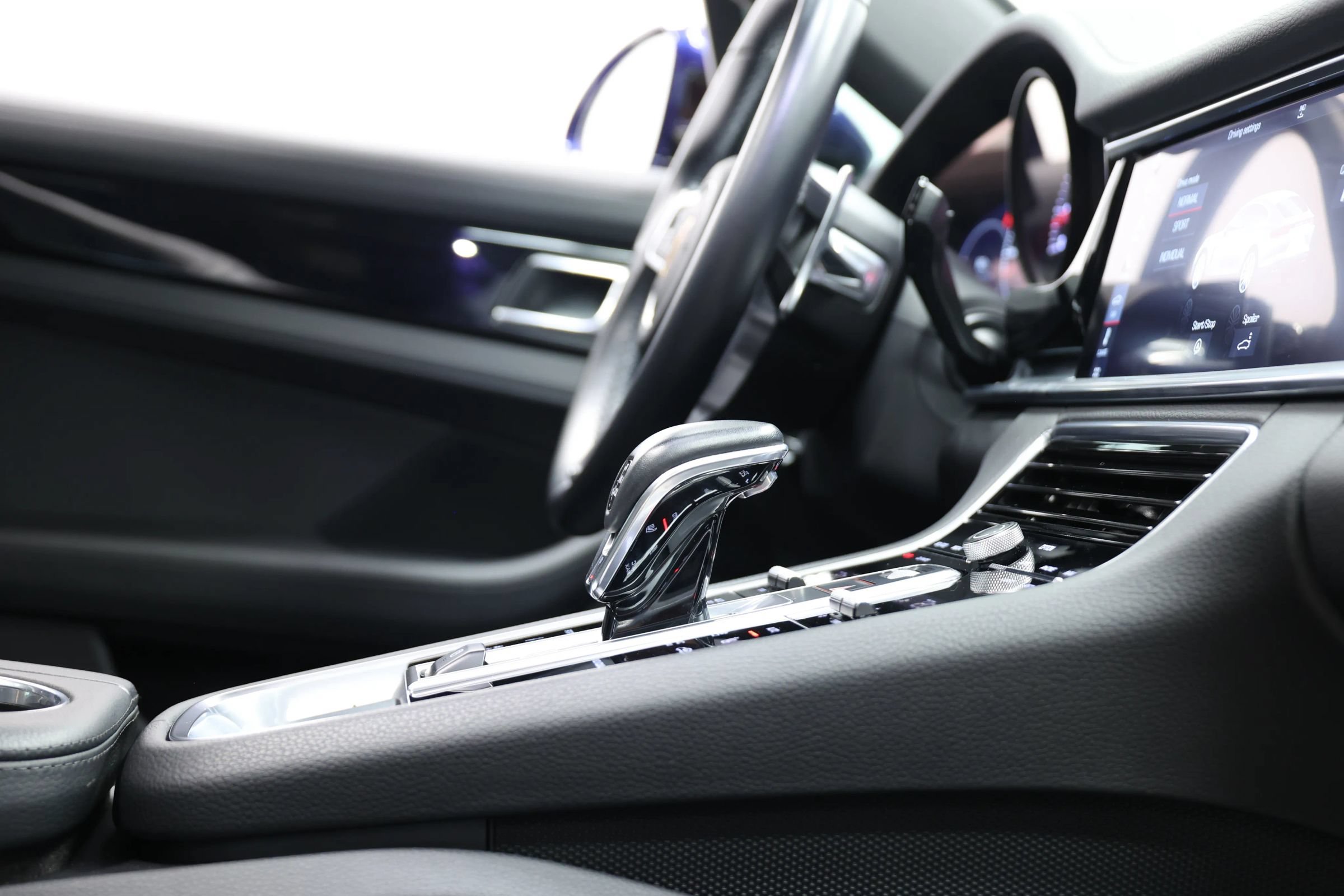 Used 2020 Porsche Panamera AWD/4WD image 98