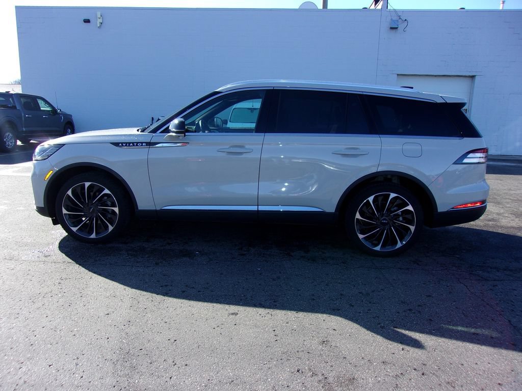 Used 2025 Lincoln Aviator Reserve w/ Equipment Group 201A AWD/4WD image 2
