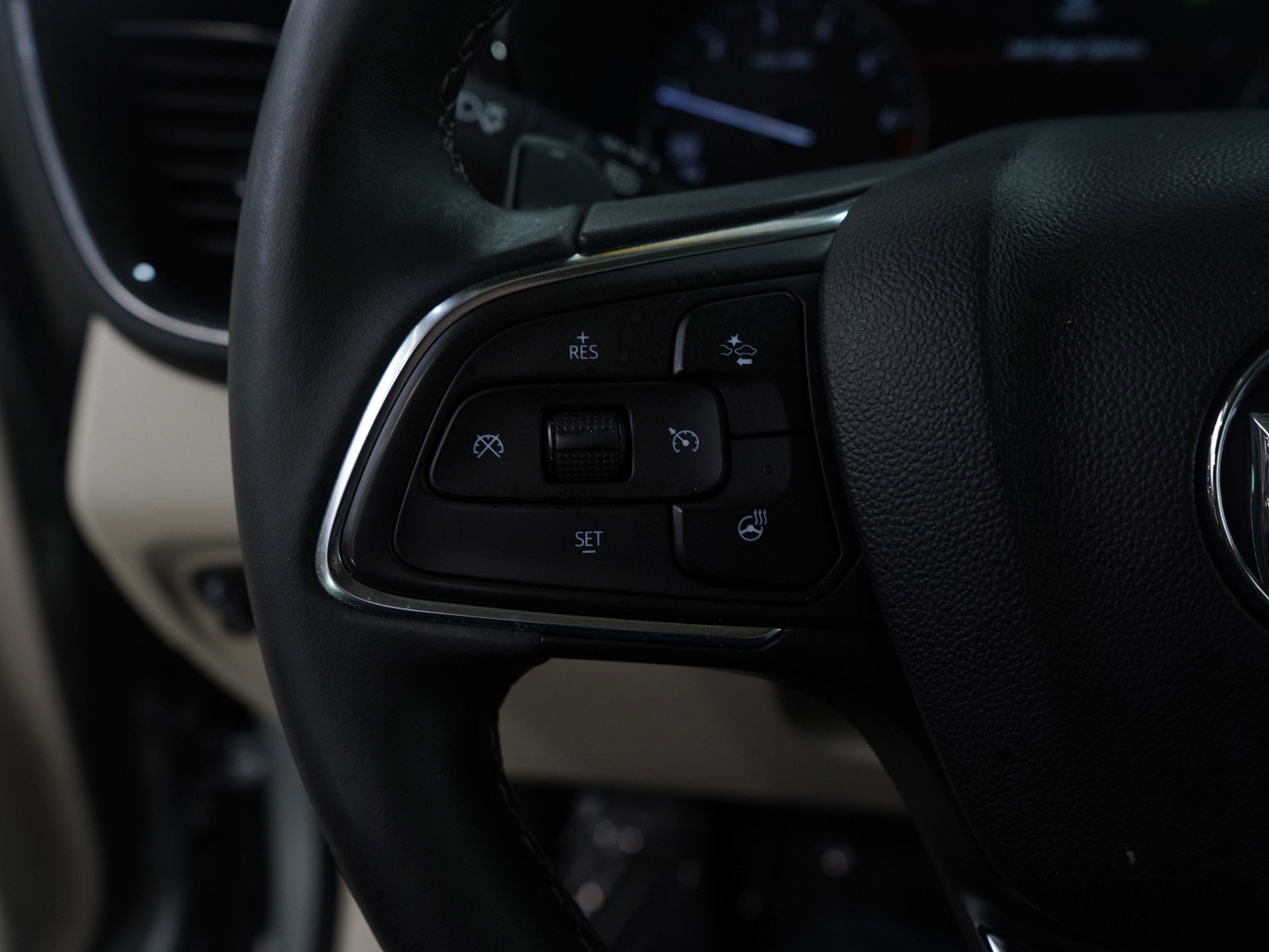 Used 2023 Buick Envision Essence image 19