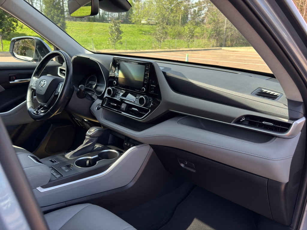 Used 2021 Toyota Highlander XLE image 19