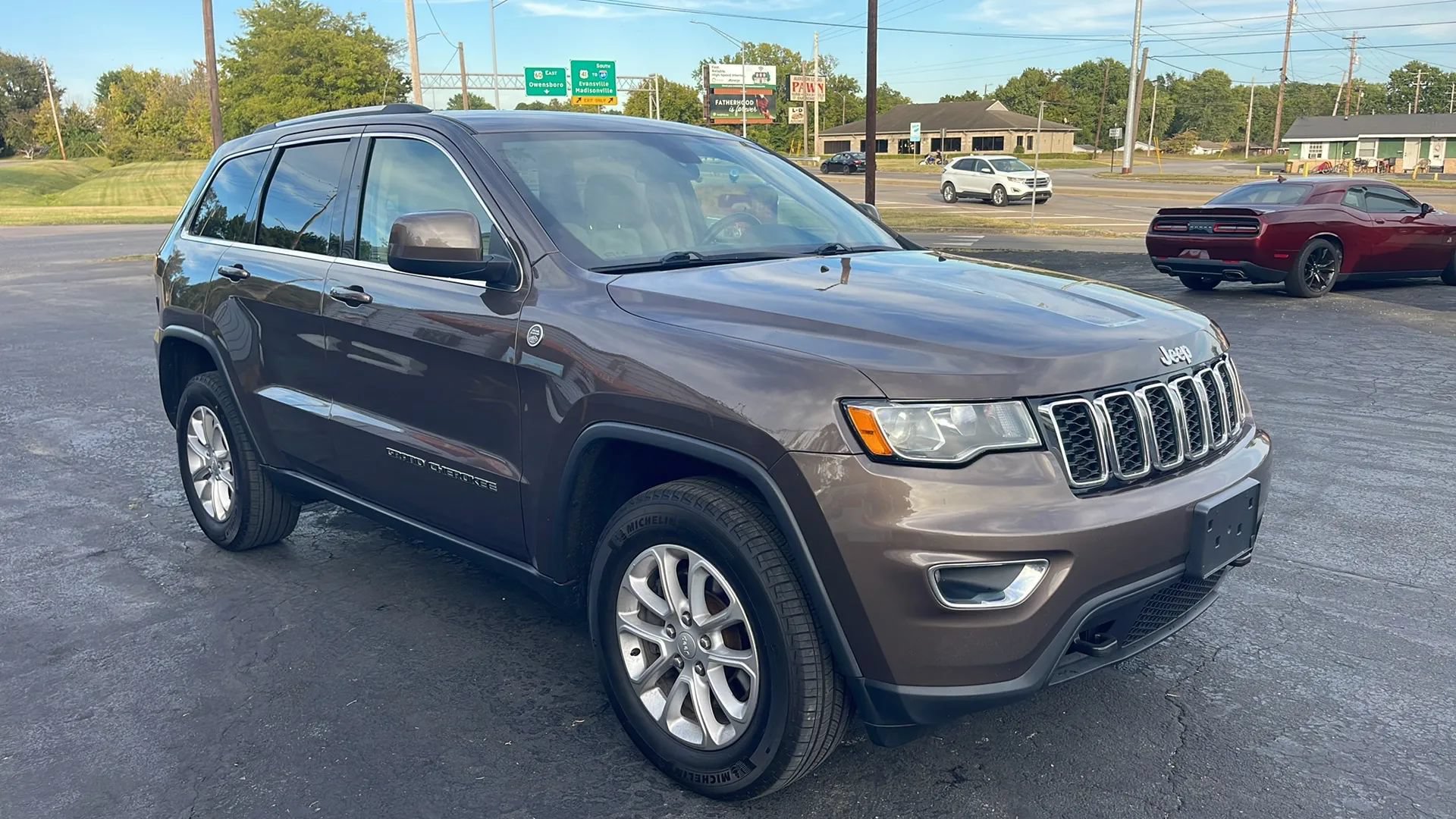 Used 2021 Jeep Grand Cherokee Laredo AWD/4WD image 3