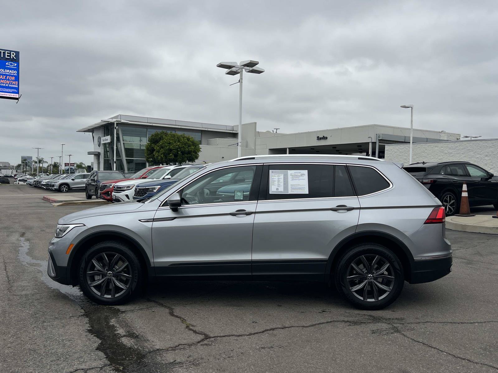Certified 2023 Volkswagen Tiguan SE FWD image 2