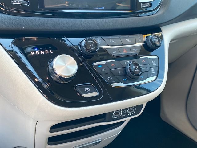 Used 2024 Chrysler Pacifica Touring-L FWD image 13