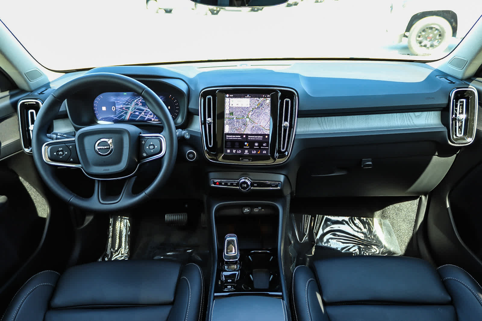Used 2025 Volvo XC40 B5 Plus w/ Protection Package Premier AWD/4WD image 13