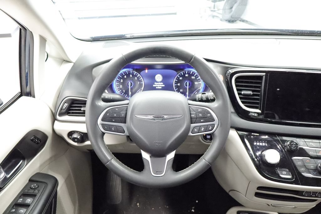 Certified 2023 Chrysler Pacifica Touring-L FWD image 19