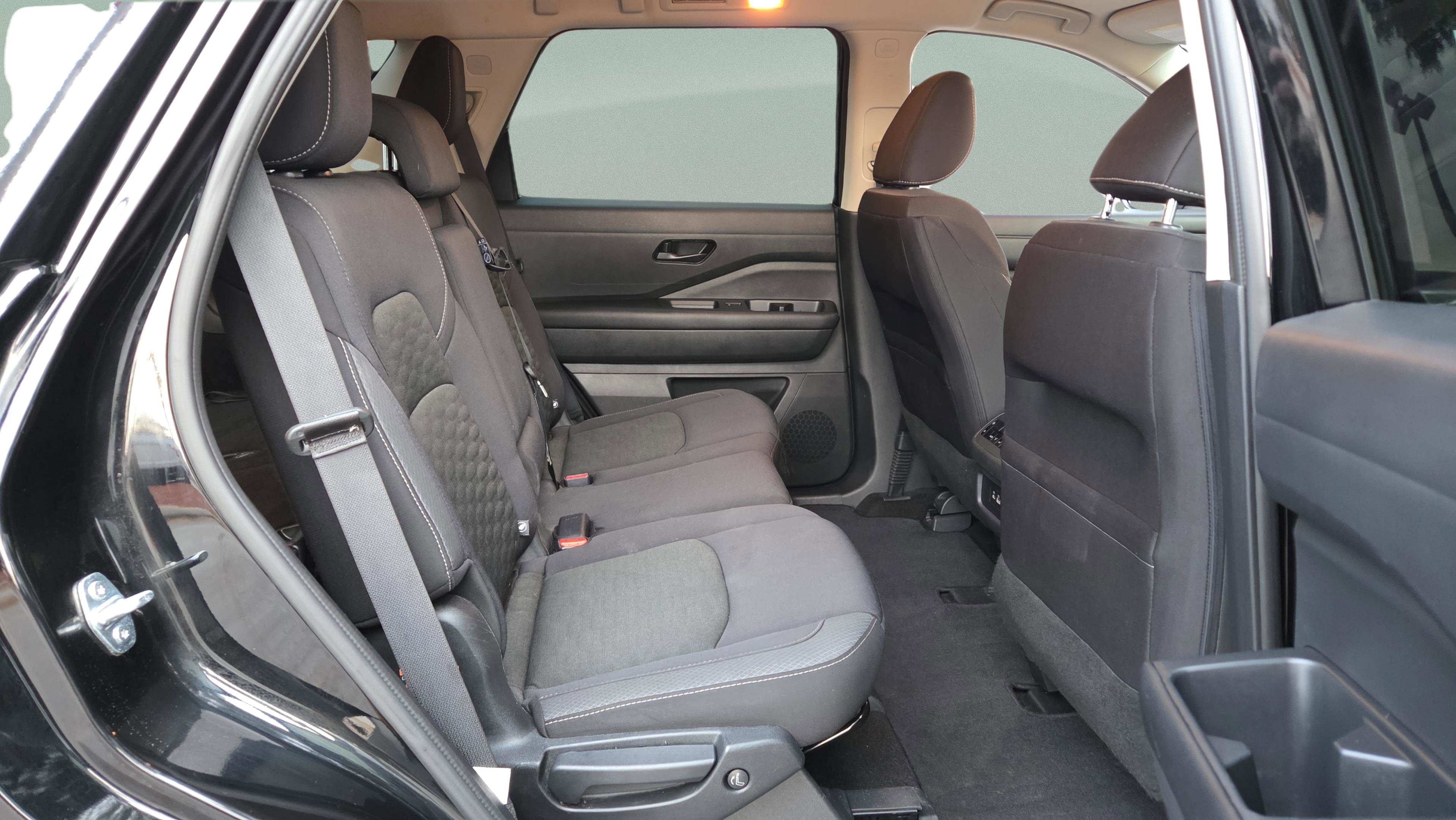 Used 2024 Nissan Pathfinder SV image 18