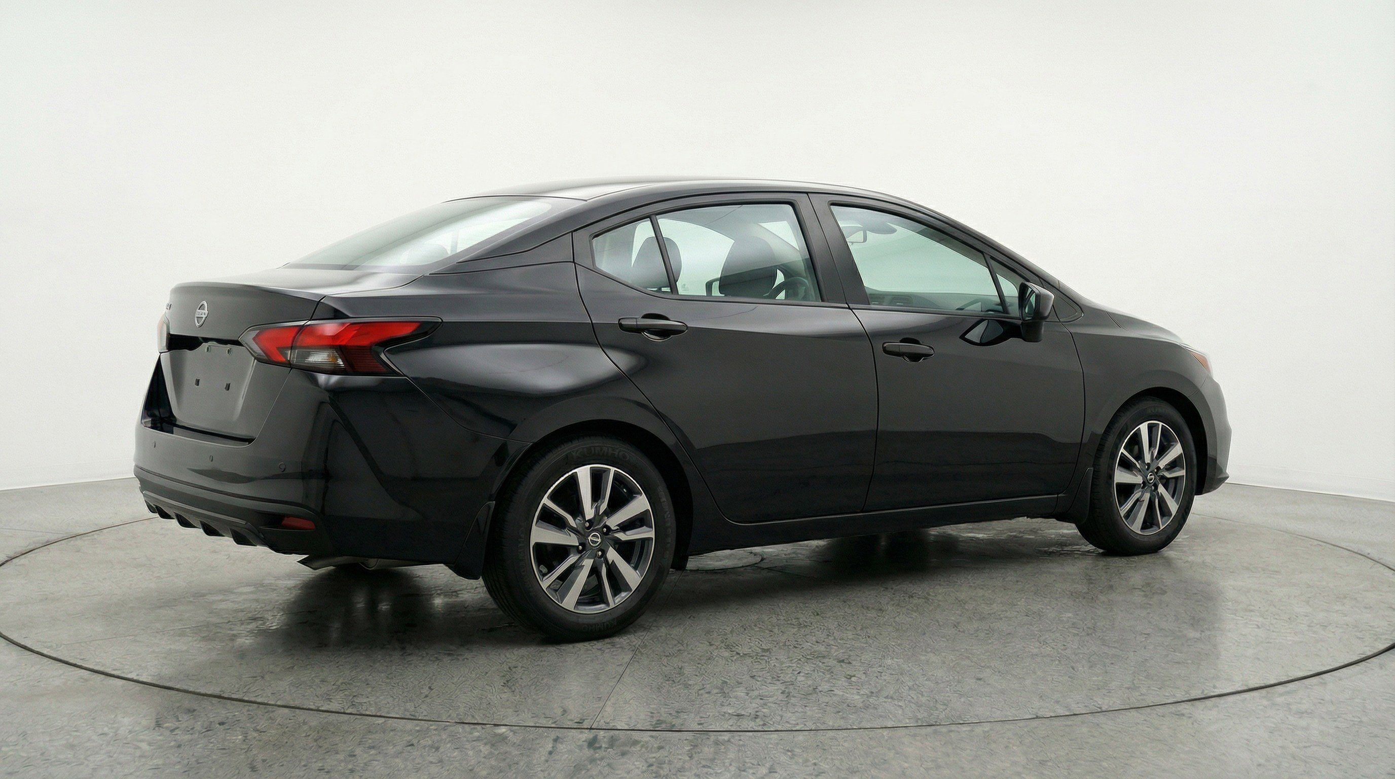 Used 2025 Nissan Versa SV image 9