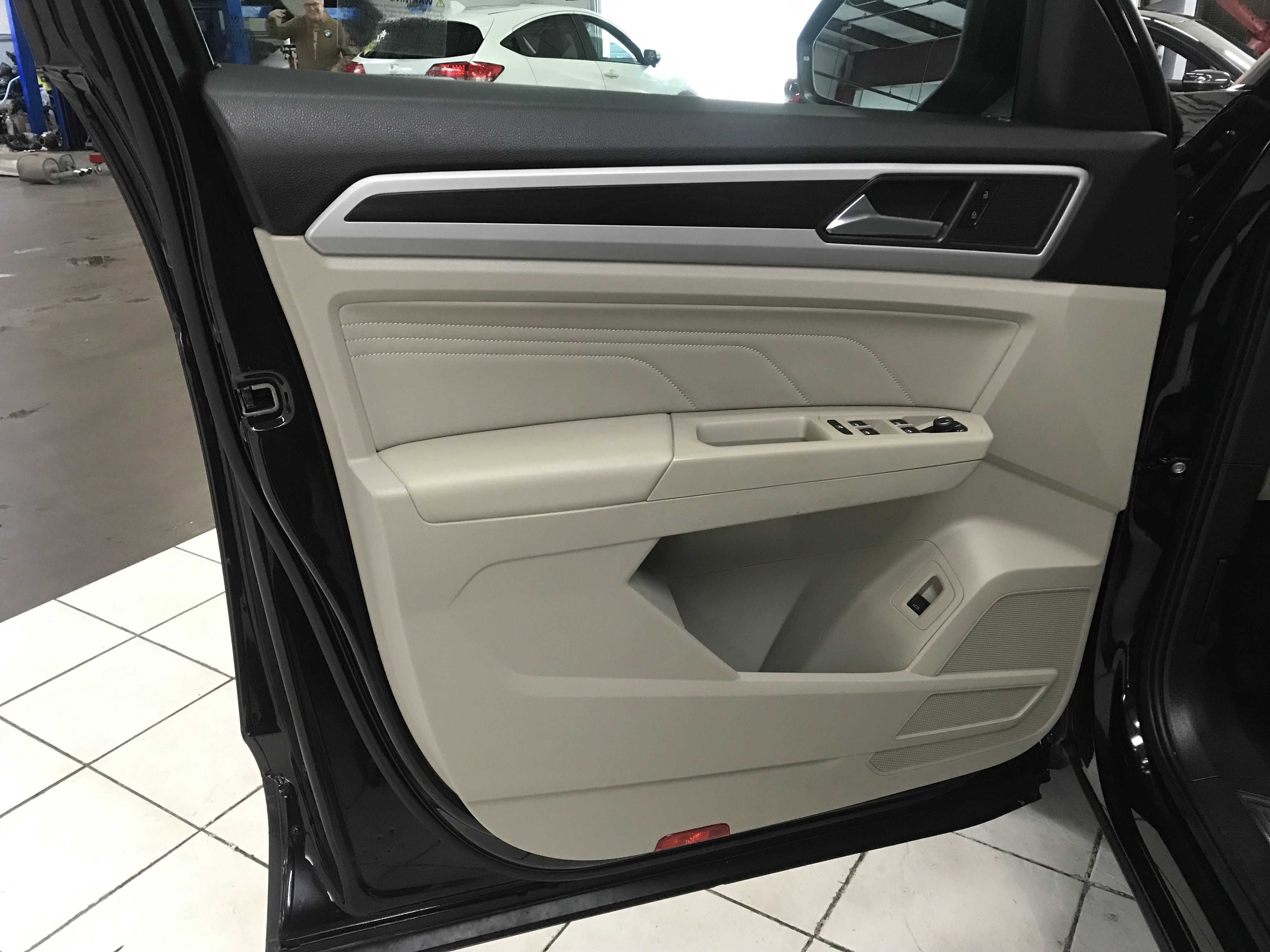 Used 2023 Volkswagen Atlas SE w/ Panoramic Sunroof Package FWD image 7