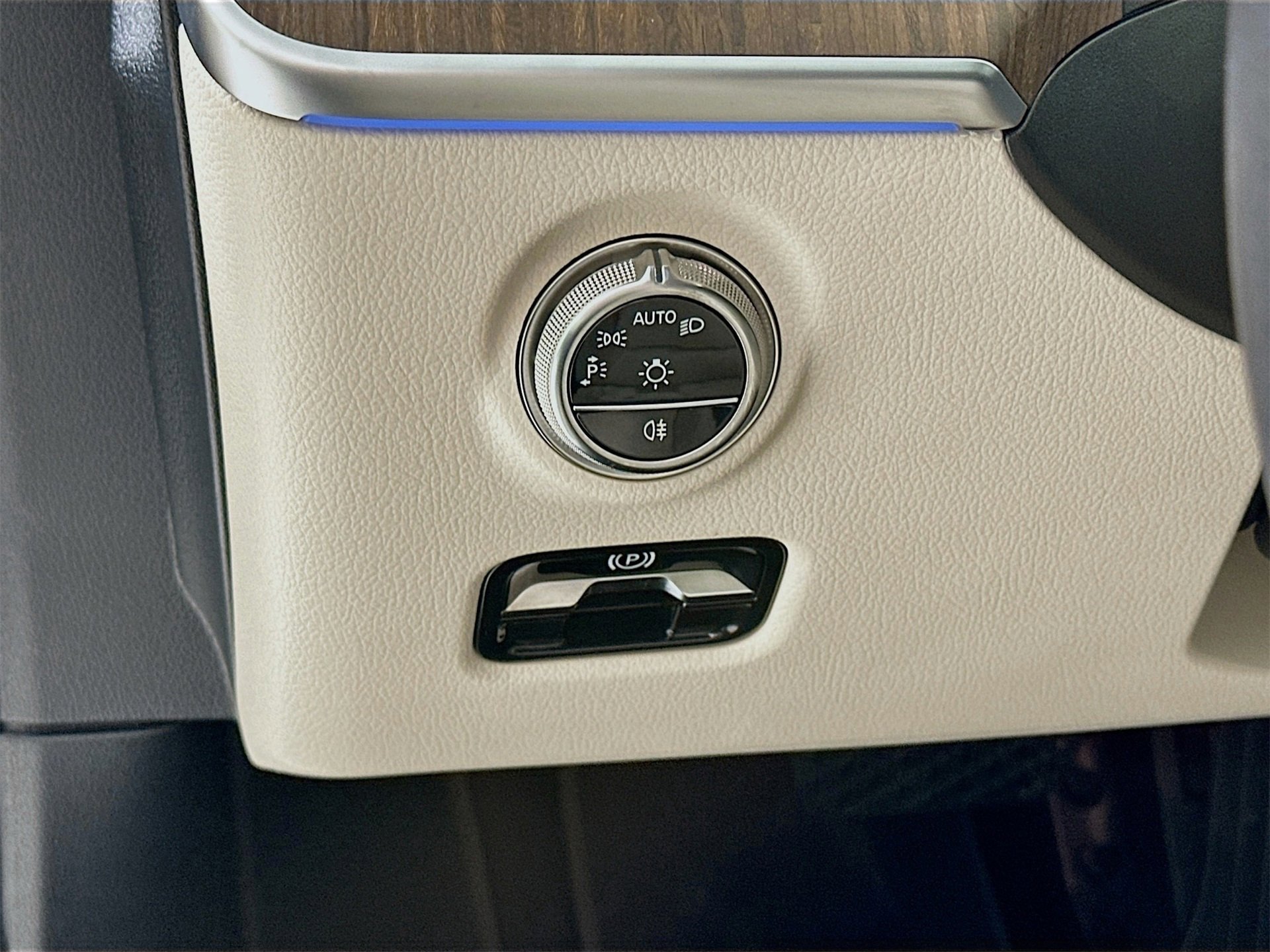 Used 2025 Mercedes-Benz C 300 Sedan image 11