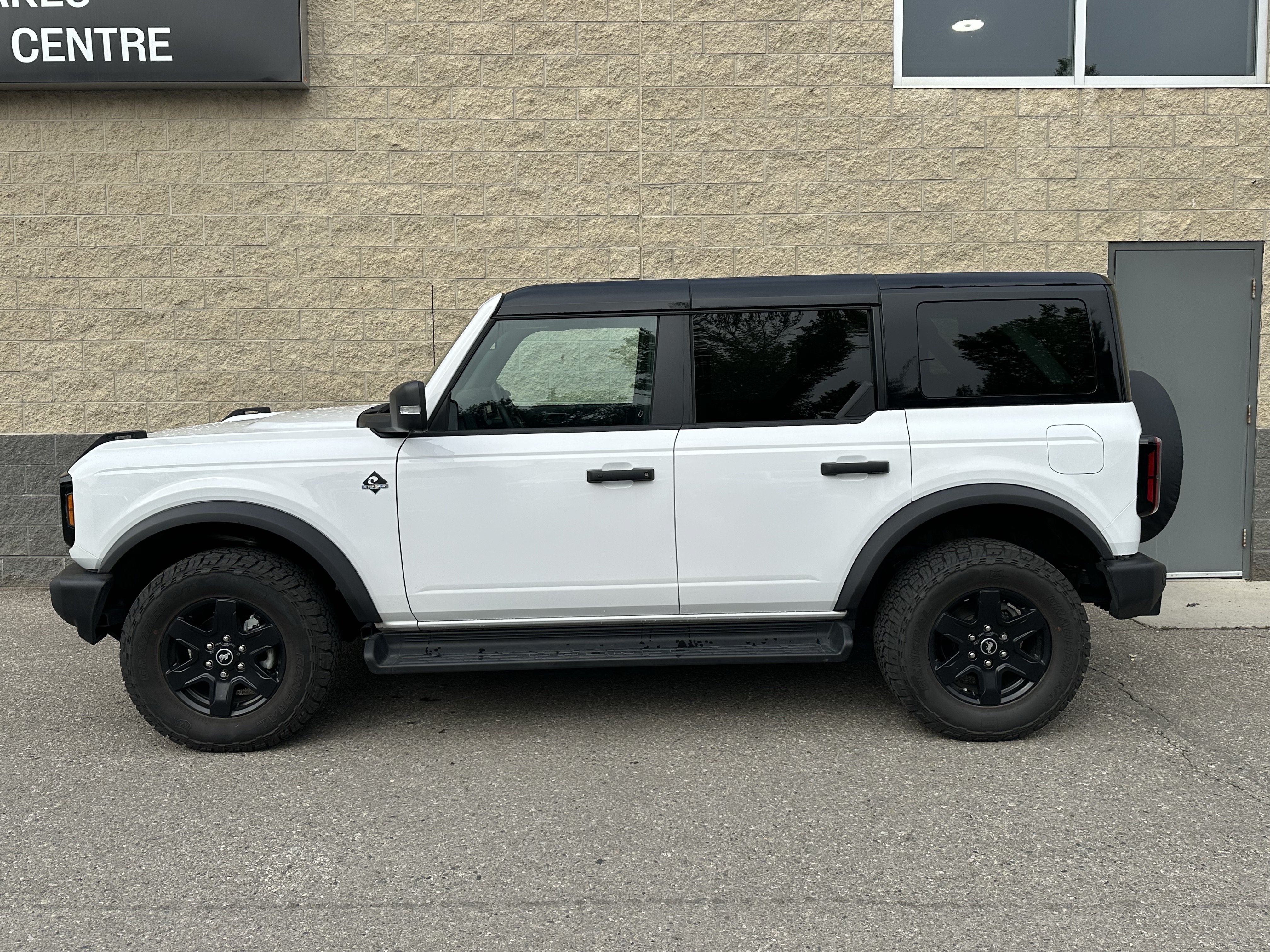Used 2025 Ford Bronco Outer Banks AWD/4WD image 3