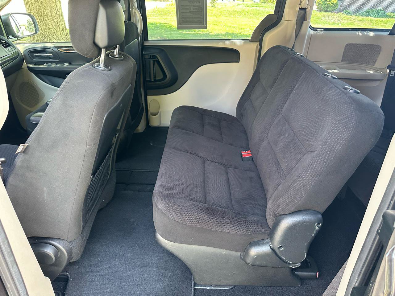 Used 2015 Dodge Grand Caravan American Value Package w/ UConnect Hands-Free Group FWD image 26