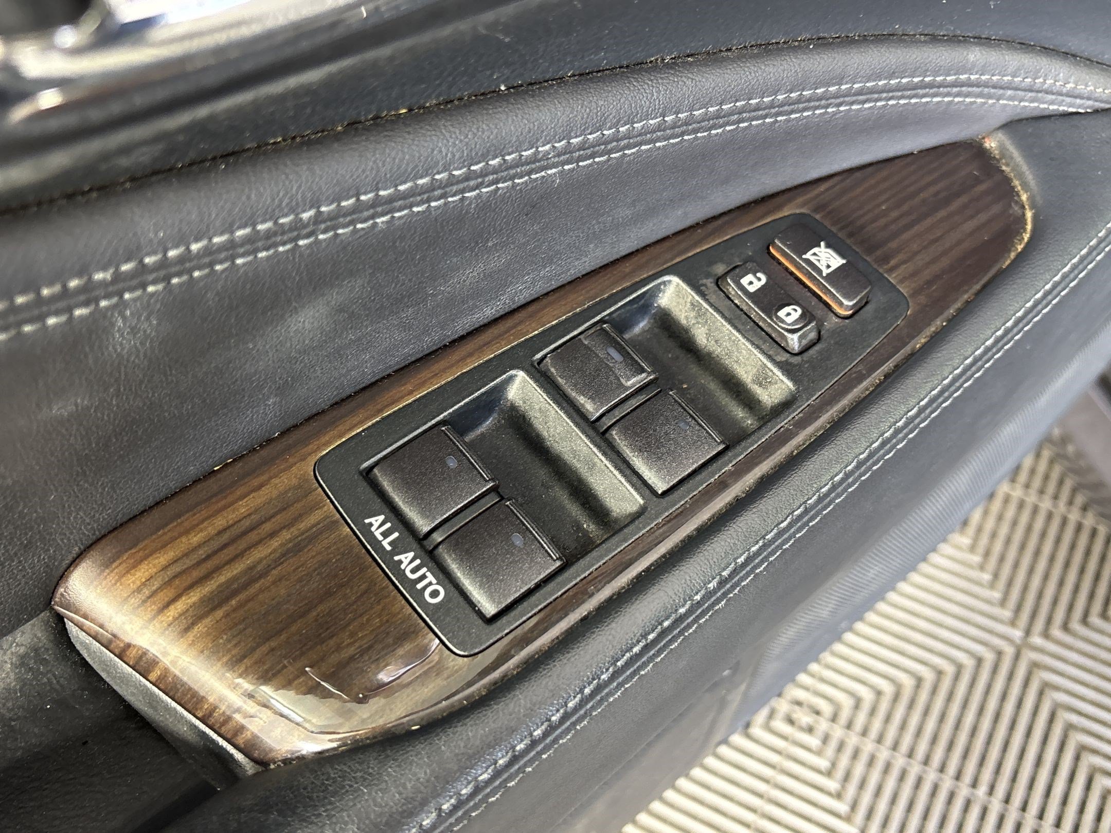 Used 2013 Lexus LS 460 AWD w/ Comfort Pkg image 25
