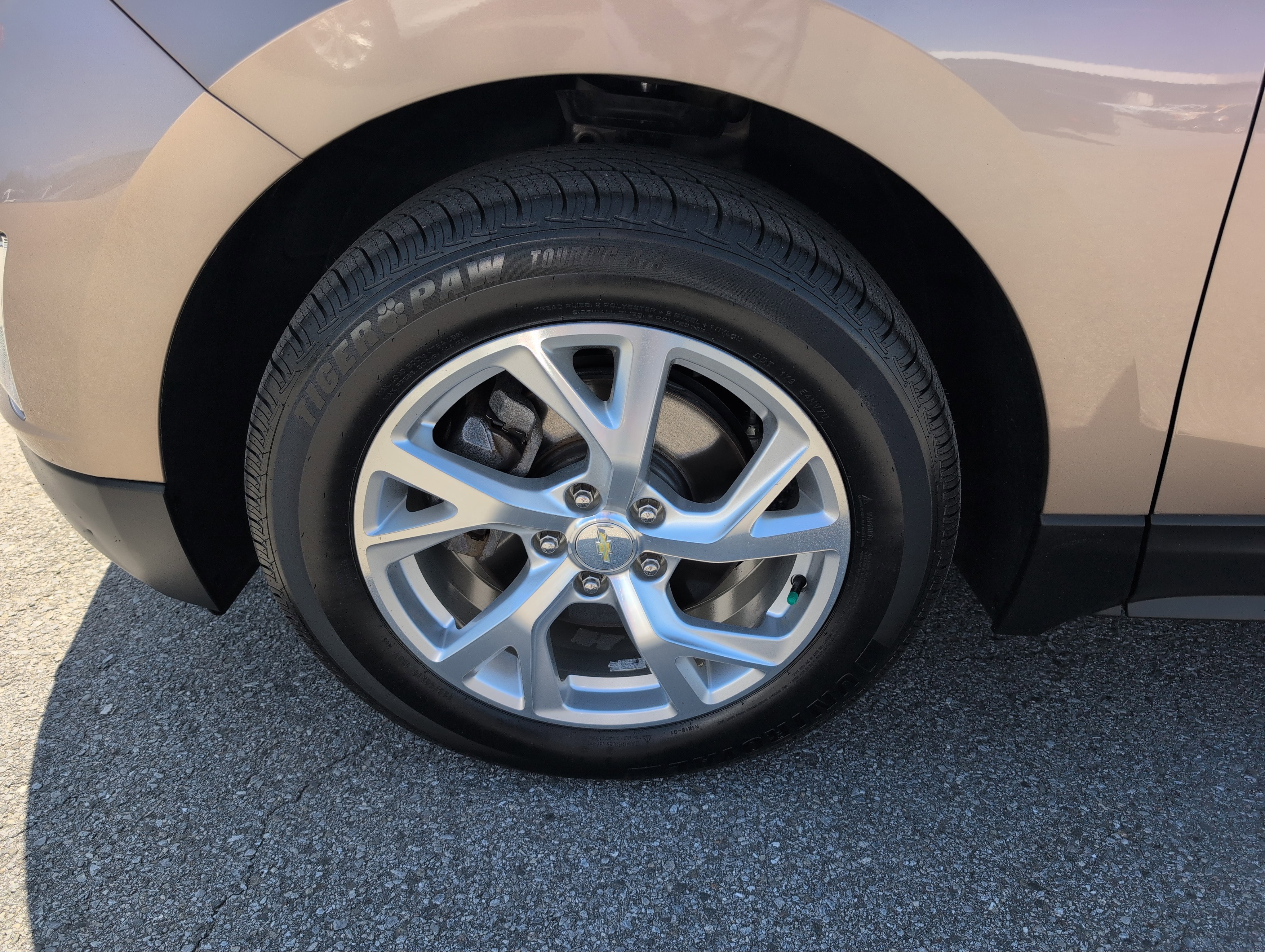 Used 2018 Chevrolet Equinox LT FWD image 2