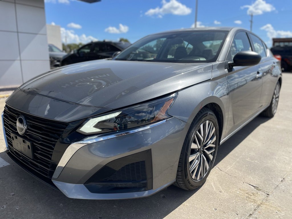 Used 2024 Nissan Altima 2.5 SV image 3