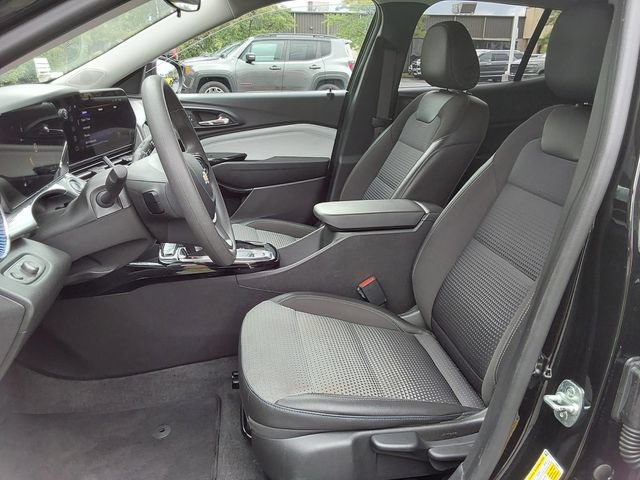 Used 2025 Chevrolet Trax LT FWD image 14