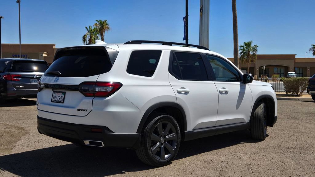Used 2025 Honda Pilot Sport image 4