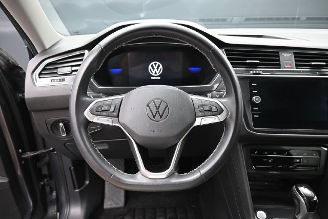 Used 2023 Volkswagen Tiguan SE FWD image 16