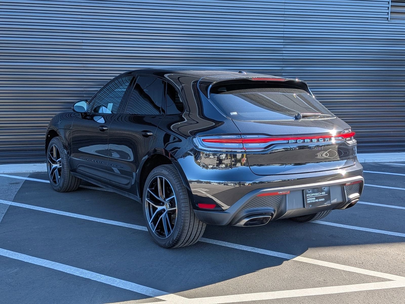 Certified 2025 Porsche Macan image 3