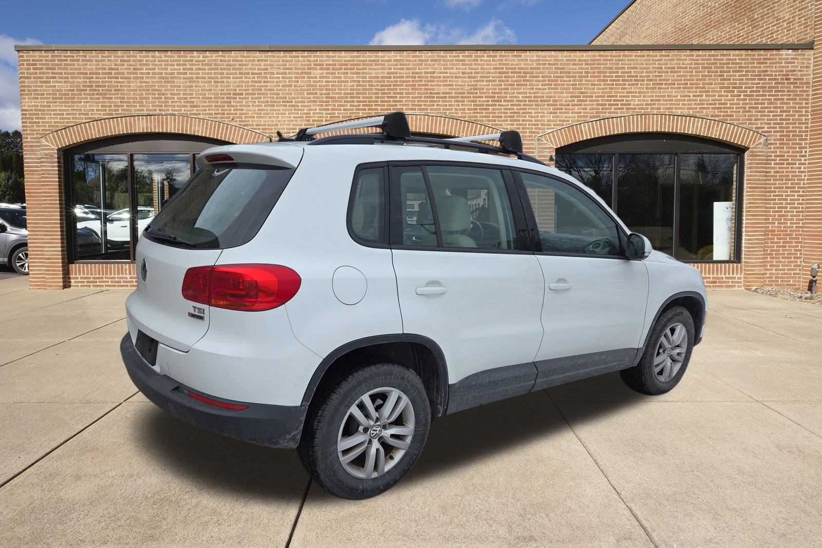 Used 2017 Volkswagen Tiguan S image 3