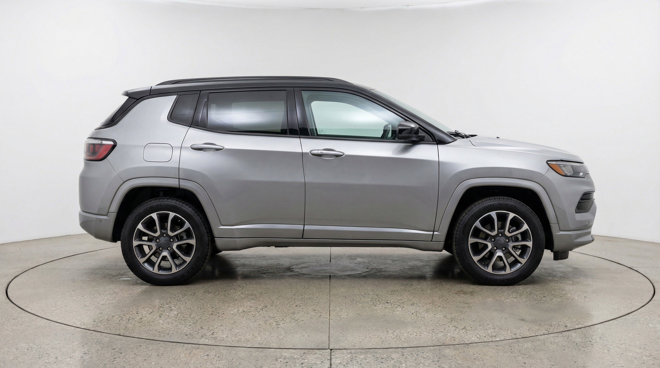 Used 2025 Jeep Compass Trailhawk image 11