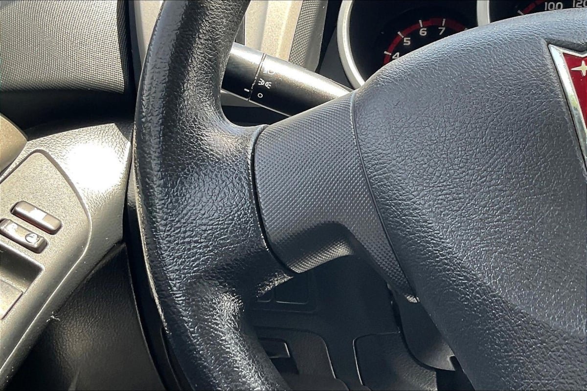 Used 2010 Pontiac Vibe w/ Preferred Package FWD image 11