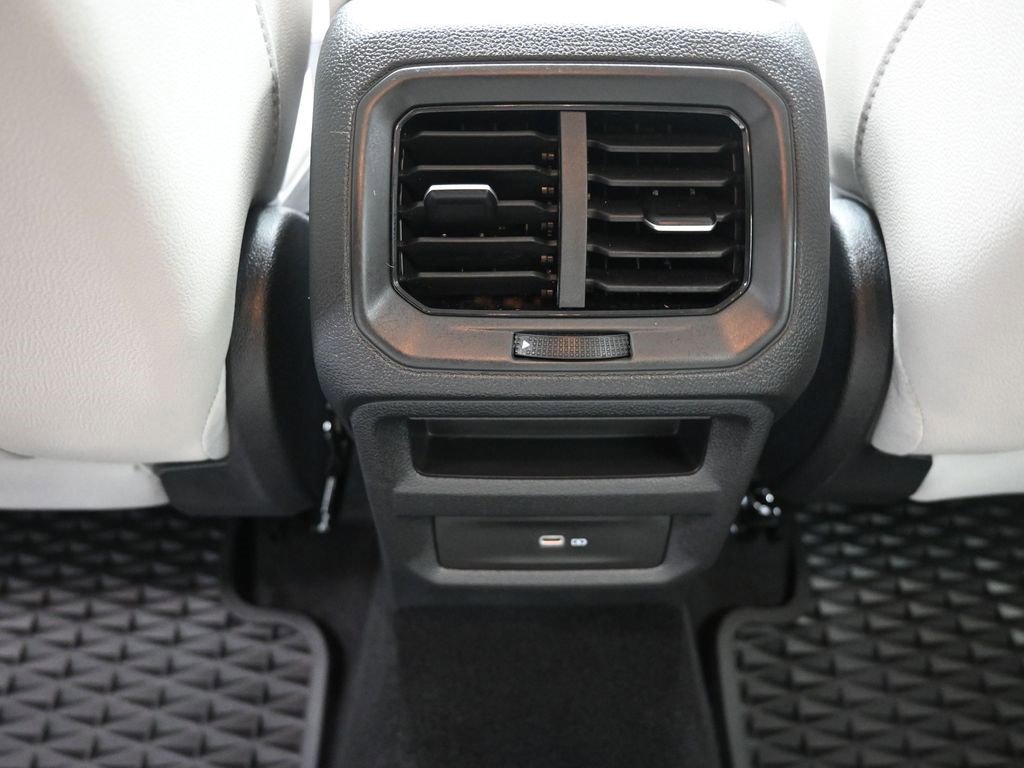 Used 2025 Volkswagen Taos SE image 21