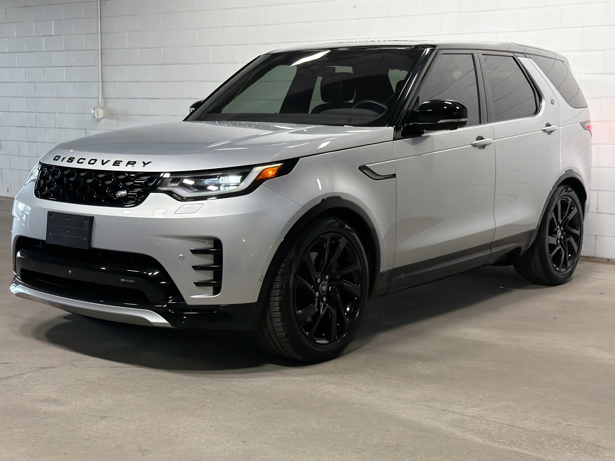 Used 2023 Land Rover Discovery HSE R-Dynamic AWD/4WD image 1