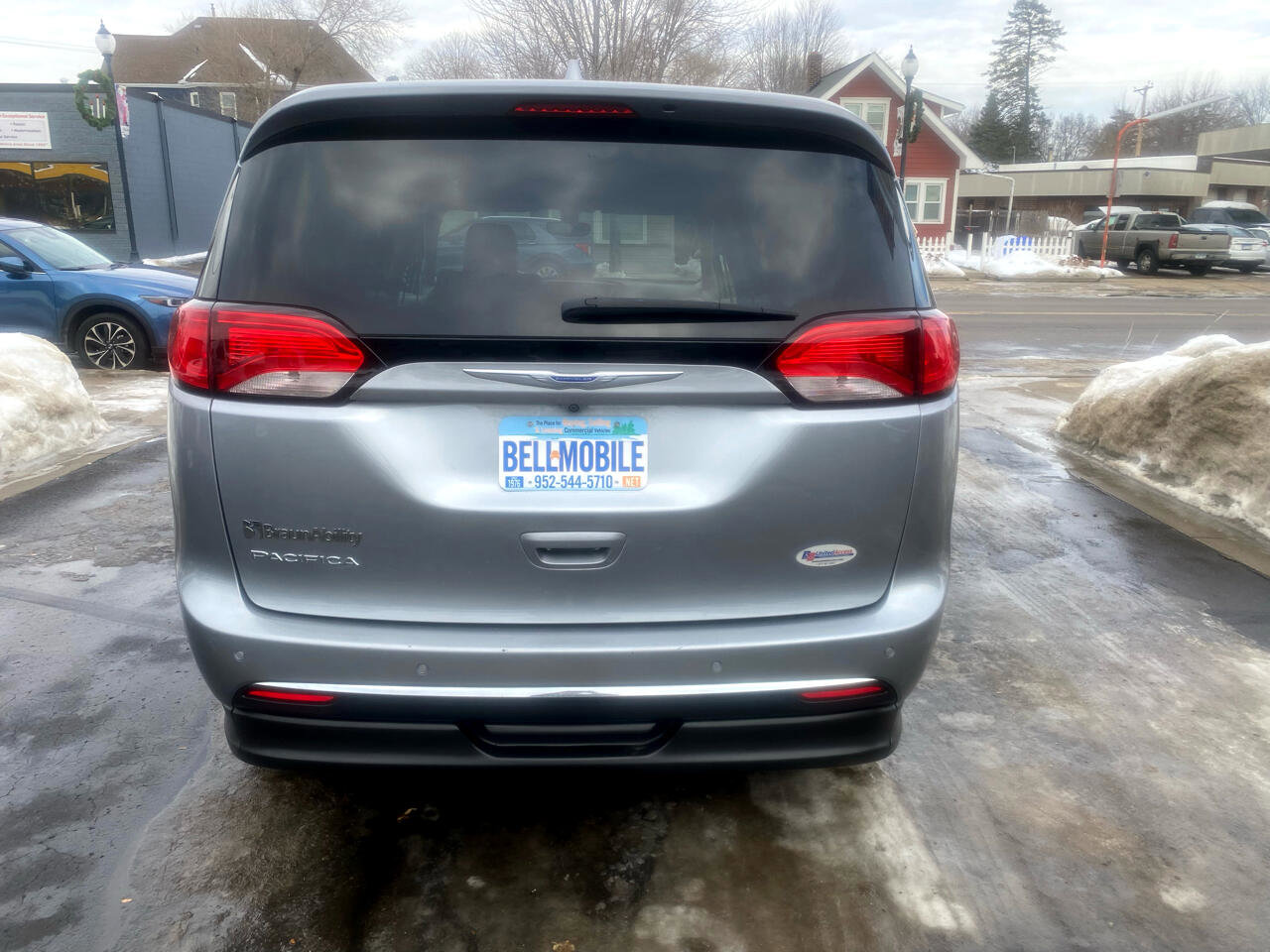 Used 2018 Chrysler Pacifica Touring-L w/ Tire & Wheel Group image 4