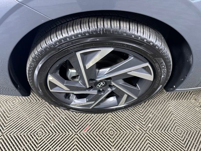 Used 2025 Hyundai Elantra Limited image 10