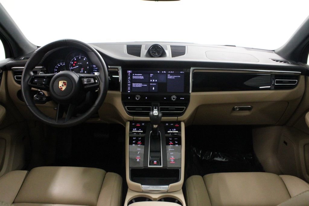 Certified 2025 Porsche Macan AWD/4WD image 37