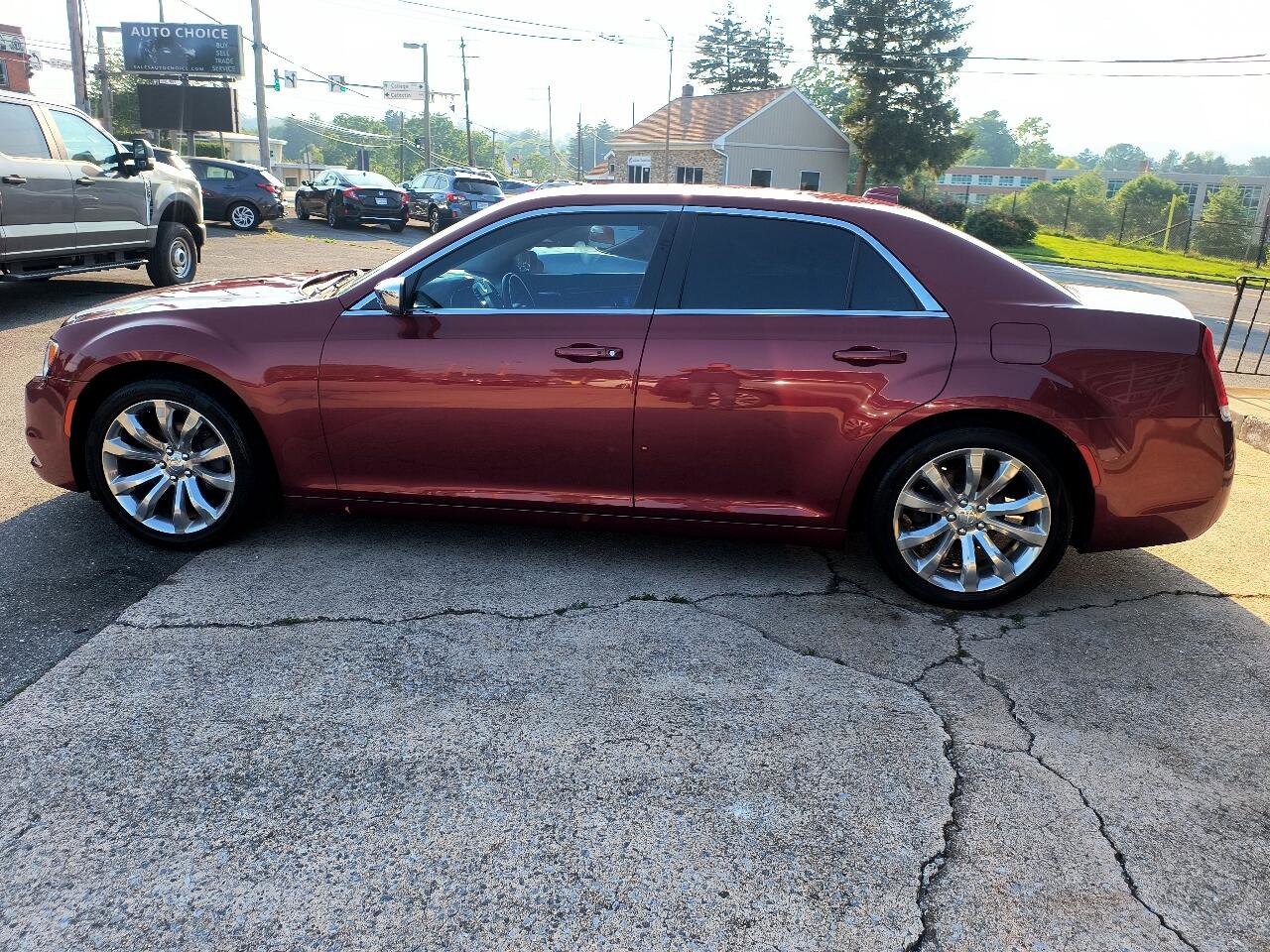 Used 2019 Chrysler 300 Touring w/ Chrome Appearance Package image 8