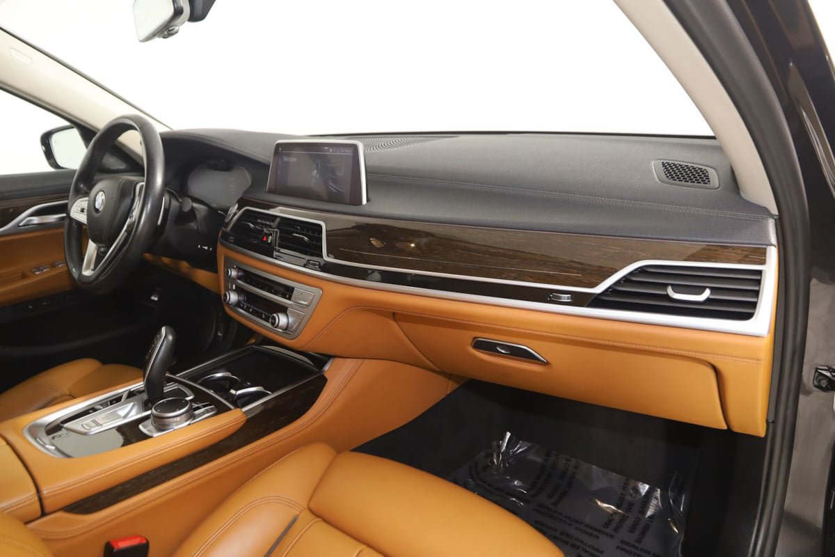 Used 2020 BMW 750i xDrive AWD/4WD image 48