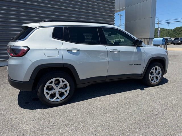 Used 2024 Jeep Compass Latitude AWD/4WD image 2