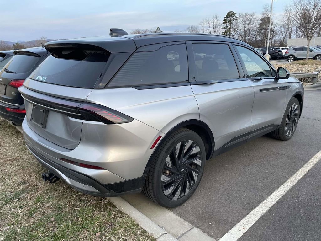 Used 2025 Lincoln Nautilus Reserve image 5