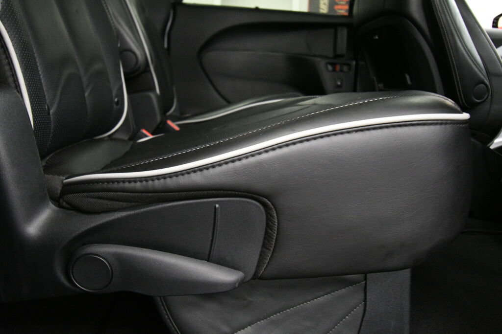 Used 2025 Chrysler Pacifica Limited FWD image 29